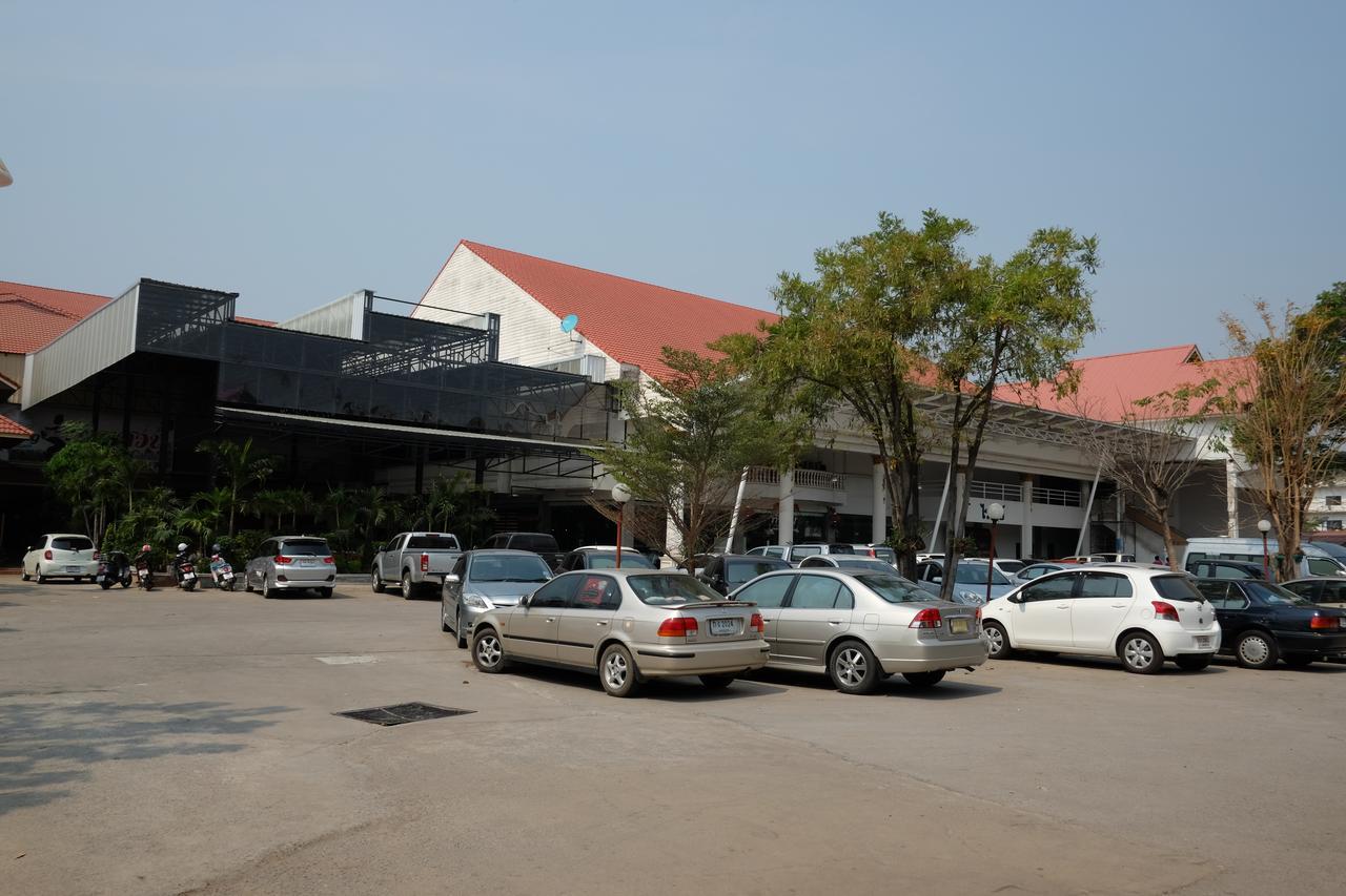 班苏度假村 那空沙旺 外观 照片